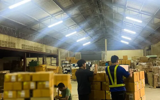 Preparing palletized cargo for a container