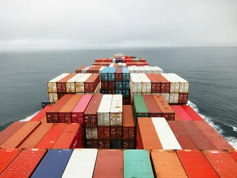 Vista desde un buque con contenedores hacia el mar